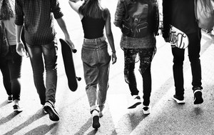 In piazza, al bar o al parco: pedagogisti, psicologi ed educatori lasciano gli uffici per supportare i giovani nei loro luoghi di ritrovo